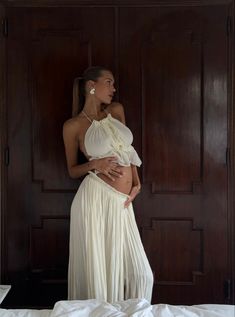 Hot Maternity Outfits, Old Money Pregnant, Aesthetic Pregnant Outfits, Pregnant Women Aesthetic, Pregnant Beach Outfit, Celebrity Pregnancy Photos, 4 Months Pregnant Belly, Chic Maternity Outfits