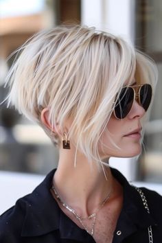 65 Long Pixie Hairstyles To Spice Up Your Look Short Stacked Haircuts, Cap Hairstyles, Kort Bob, Hairstyles School, Long Pixie Hairstyles, Stacked Bob, Hairstyles Trendy, Toning Shampoo