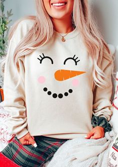 Sublimation Sweatshirts Ideas, Christmas Crew Neck Ideas, Christmas Sweaters For Women Cricut, Winter Women Sweaters, Holiday Sweatshirts Cricut, Christmas Sweaters Vinyl, Christmas Shirt Cricut, Cute Christmas Shirt Ideas, Cricut Christmas Sweatshirts