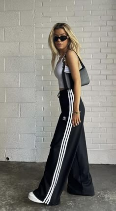 Adidas Oversized Pants, Track Suit Pants Outfits, Feminine Sporty Outfits, Adidas Pants Outfit Fashion, Sporty Elegant Outfit, Track Pants Outfits, Track Pants Outfit Women, Walk Outfits, Adidas Track Pants Outfit