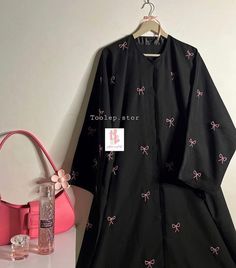 Black Burkha, Pretty Abayas, Abaya Fashion Black, Abayas Black, Aesthetic Abaya, Burqa Designs, Mode Abayas, Aesthetic Hijab