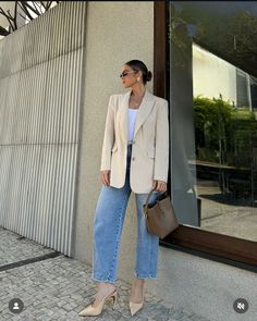 Outfits With Beige Blazers For Women, Ale Aesthetic, Beige Blazer Outfits Women, Tan Blazer Outfits, Beige Blazer Outfit, Blazer Outfits Women, Classic Chic Outfits, Style Blue Jeans, Blue Blazer Outfit