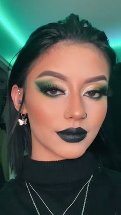 Medusa Makeup, Maquillage Yeux Cut Crease, Black Lipstick, Green Makeup, Eye Makeup Designs, Dope Makeup, Edgy Makeup, Makeup Eye Looks, Creative Eye Makeup