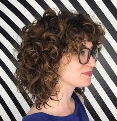 Mid-Length Curly Hairstyle With Bangs #curlybangs Mid Length Curly Hairstyles, Hair And Glasses, Blonde Balayage Bob, Scrunched Hair, Large Curls, Wavy Bob Hairstyles, Short Curly Bob