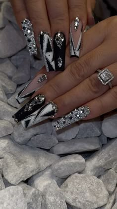 Glamorous Nails Bling, Vegas Nails Acrylic, Pachekedgoficial Nails, Luxury Nails Design Rhinestones, Pretty Black Nails Acrylic, White Rhinestone Nails, Fancy Black Nails, Black Diamond Nails