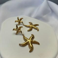 Estos pendientes colgantes están hechos de acero inoxidable de alta calidad y cuentan con un diseño de doble estrella de mar. Necklaces