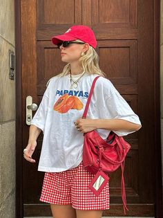 Travel Cute Outfit, Women Outfits Aesthetic Summer, Tiki Boat Outfit, Fashion Outfits Alternative, Comfortable Festival Outfits Casual, Outfit Ideas Summer Streetwear, Summer Vsco Outfits, Fitted Graphic Tee Outfit, Summer Outfits Funky