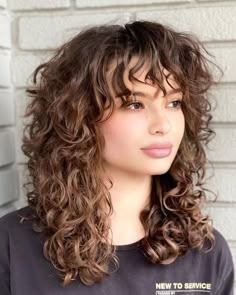 If you haven’t fallen in love with your curls yet or are still searching for ways to bring out the beauty of your own curl pattern, it’s time that you meet a curl specialist Nubia Suarez, popularly known in the curly world as Nubia Rëzo. Check out some of the best looks by the author … Modern Shag Haircut Curly Hair, Cute Haircut Curly Hair, Curly Shag Haircut Fine Hair, Haircuts For Curly Hair With Bangs, Lob For Curly Hair, 2b 2c Curly Hair, Curly Hair Haircuts Women, Layered Lob Haircut Curly Hair, Hairstyles For Women With Curly Hair