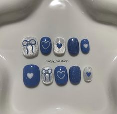 Short Nails Nail Art Simple, Short Nails Ideas Blue, Graffiti Nails, Shiny Nails Designs, Minimal Nails Art, Makeup Nails Art