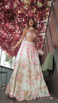 Indian Outfits Lehenga, Wedding Lehenga Designs, Lehnga Dress, Traditional Indian Dress, Estilo Hippie, Salwar Kamiz, Pink Lehenga, Indian Dresses Traditional, Traditional Indian Outfits