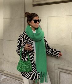 Estilo Preppy, Green Scarf, Stylish Outfit, Outfit Winter, Colourful Outfits, Winter Fashion Outfits, Preppy Style