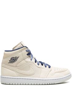 sand beige/navy blue leather signature Swoosh logo detail logo print to the side panelled design front lace-up fastening round toe flat rubber sole branded insole