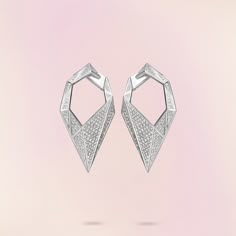 Full pave of diamonds and white gold make all together the perfect combination to give birth to the amazing Iceberg medium earrings of the Invierno line. Parametric Jewelry, Medium Earrings, Hand Painted Jewellery, Painted Jewellery, Jewel Drawing, Jewelry Mood Board, Silver Pearl Jewelry, Jewelry Rendering