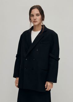 Blazer negro de doble botonadura
Actualizando el clásico blazer, la chaqueta Amber incorpora todos los elementos de la sastrería tradicional junto con detalles modernos, como la doble botonadura, correas con botones en las mangas y una generosa abertura trasera. Está confeccionado en sarga negra a juego con la falda Falgar, disponible en el mismo color. All The Elements, Classic Blazer, Breasted Blazer, Black Blazer, Pitcairn Islands, Seychelles, Turks And Caicos Islands, Bosnia And Herzegovina, Trinidad And Tobago