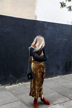 we love fashion Cute Hipster Outfits, Slip Dress Outfit, Fashion Me Now, Estilo Hipster, Velvet Slip Dress, Quoi Porter, Zoe Kravitz, Hipster Outfits