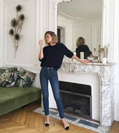 Style Chic Parisien, French Clothing Brands, Dress Like A Parisian, Parisienne Chic, Parisian Chic Style, Parisian Women, Capsule Wardrobe Essentials, French Outfit