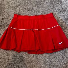 Red Nike skirt Red Athletic Skirt Outfit, Red Tennis Skirt, Indie Outfit Inspo, Mode Tennis, Nike Skirt, Sport Skirt, Gymwear Outfits, Fitness Wear Outfits, Nike Tennis