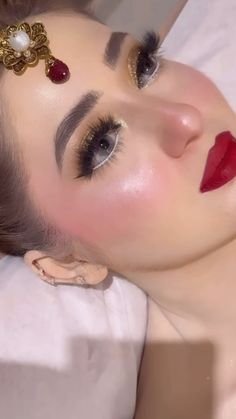 Haldi Makeup Look For Bridesmaid, Shaadi Makeup Look, Bridal Barat Makeup, Shadi Makeup, Shaadi Makeup, Hijab Pictures, Nikkah Ideas, Nihari Recipe