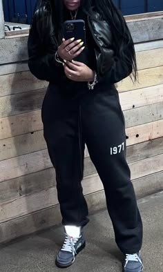 Beanie Sweatpants Outfit, Luxury Comfy Outfit, Nike Set Outfits Women Black, Prada Outfits Women Black, Essential Sweatpants Outfit, Black Airforce Outfit Woman, Sweats Outfit Black Women, All Black Sweatpants Outfit, Sweatpants Outfit Black Women