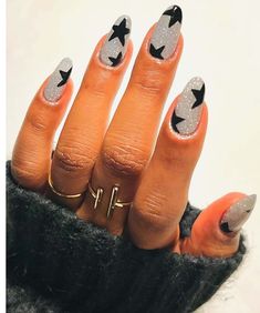 Festival Nails Black, Black Festival Nails, Nashville Inspired Nails, Vegas Inspired Nails, Artsy Nails Designs, Nashville Nails Ideas, Vegas Nails Ideas, Nashville Nails, Reflective Glitter Nails