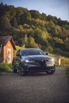 Auto auf einer Straße in den Weinbergen. Volkswagen, Black