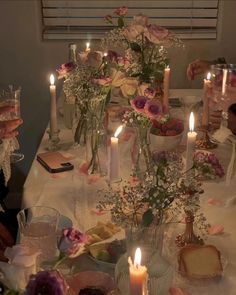 Candlelit girls dinner party with pink flowers and little pink cakes Cozy Galentines Party, Diy Valentines Table Decorations, Galentines Party Decor Simple, Galentines Ideas, Valentines Theme Party, Valentines Board, Valentine Dinner Party, Coquette Party, Valentines Tea Party