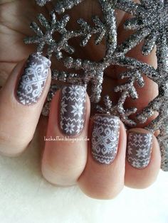 Lackaffen: ☃ Norweger- Winter ☃ Nails - christmas sweater nails Gray Snowflake Nails, Sweater Nails Christmas, Snowflake Manicure, Christmas Nail Colors, Nagel Design, New Nail Polish