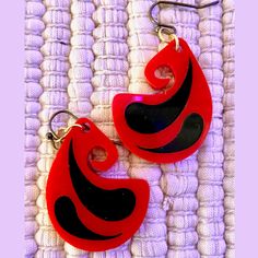 These may be left open or filled with the snap-fit pieces in another color. Make one pair of laser cut earrings and several sets of the snap in pieces in other colors. These are purple and fluorescent green. Great use of scraps. What amazing color combinations will you think of? Funky Red Handmade Jewelry, Funky Handmade Black Jewelry, Laser Cut Earrings, Cut Earrings, Quilling Paper Craft, Quilling Paper, Catalog Design, Material Design, Other Colors