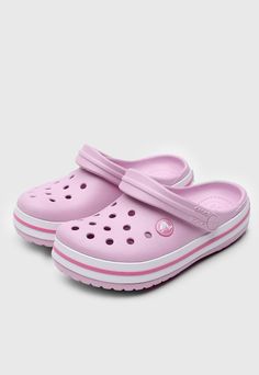 Babuche Crocs Infantil Crocband Clog K RosaBico: RedondoCaracterísticas: Possui tira posterior móvel e perfuros frontaisTecnologia: Iconic Crocs Comfort - Resina de célula fechada Croslite, conforto para o dia todo. Conforto E Segurança: Os calçados são peças essenciais, e a escolha do modelo deve levar em consideração o conforto oferecido, a segurança e mobilidade que ele proporciona para os pezinhos em desenvolvimento.ESTILOSO E Cruelty-Free: Os materiais sintéticos são produzidos a partir de Crocband Crocs, Hello Kitty Items, Pretty Shoes