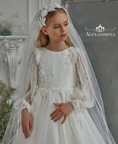 Viel Selara | alexandrina Transparent Veil, Comunion Dress, First Communion Hairstyles, New Collection 2022, Girls Veiled, Flower Girl Veil, Communion Hairstyles, Crown Hair Accessories, Girls First Communion Dresses