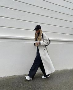 White Cap Outfit, White Trench Coat Outfit, Beige Coat Outfit, Beige Trench Coat Outfit, Trench Coat Outfit Winter, White Coat Outfit, Trent Coat, Normcore Outfits, Trench Outfit