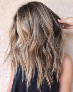 Medium Length Wavy Hair, Blond Balayage, Blonde Hair With Highlights, Hair Color Highlights, Hair Color Balayage, Pretty Hair, Long Bob