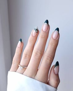 25+ Gorgeous Green Christmas Nails You Will Love this Festive Season 11 Sports Banquet, Christmas Nails Easy, Christmas Nails Acrylic, Winter Nail Designs, New Year's Nails, Xmas Nails, Manicure Y Pedicure, Christmas Nail, Makati