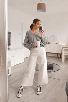 White Pants Outfit Fall, Beige Pants Outfit, Estilo Rachel Green, White Pants Casual, Fall Winter Fashion Trends, Wide Leg Jeans Outfit, White Pants Outfit, Wide Leg Pants Outfit, Off White Pants