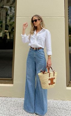 Look Hippie Chic, Wide Leg Jeans Outfit, Black Boots Outfit, Fest Outfits, Look Jean, Style Casual Chic, Capsule Wardrobe Outfits, Spring Capsule Wardrobe, Outfit Jeans