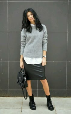 Saia lápis ou plissada: 2 modelos, vários looks. – DICAS SOBRE MODA online How To Wear Shirt, Black Leather Pencil Skirt, Skirt Diy, Leather Skirt Outfit, Oversized Grey Sweater, Rock Outfit, Trendy Skirts, Skirts With Boots, Leather Pencil Skirt