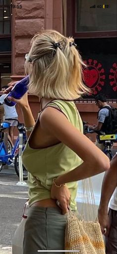 Short Hair Fun Hair Styles, Bob Hairstyle 2023, Bob With Clips, Bob Hairstyles Clips, Chopped Blonde Bob, Beach Bob Hair, Wavy Iron Hairstyles, Summer Outfits Short Hair, Short Hair Inspo Color