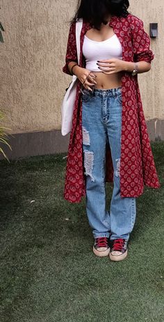 baggy jeans, crop white tee n a long jacket. basically 'i love reading n am mature' vibes Streetwear Fashion Indian Women, Ethinic Dresses For College, Traditional Aesthetic Outfits, Aesthetic Indo Western Outfits, Traditional Casual Outfits, Indian Aesthetic Outfit Casual, Indian College Fits, Desi Summer Outfits, Desi Casual Outfits Aesthetic