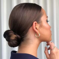 Richtig edel und gleichzeitig super einfach - erfahren Sie hier, wie Sie im Handumdrehen den Sleek Bun stylen! Ob für kurze, lange oder dünne Low Bun Wedding Hair, Hair In A Bun, Wedding Bun, Types Of Hair Extensions, Low Bun Hairstyles, Instagram Hairstyles, Holiday Hairstyles, Hair Images