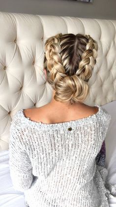 Cute and Quick Braids Into A Bun 1950 Hair, 40s Hair, 70 Hair, New Braided Hairstyles, Hair Funny, Funny Hair, Shot Hair, 20s Style, Long Length Hair