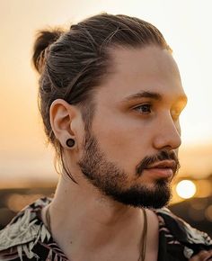 Mens Top Knot, Mens Long Hair Undercut, Mens Ponytail Hairstyles, Long Hair Fade, Man Bun Haircut, Long Hair Shaved Sides, Man Bun Styles, Knot Hairstyle