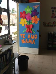 a door decorated with paper flowers and the words te amo mamma on it