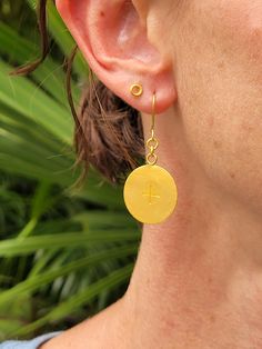 These are very simple 24k gold disk earrings. They are solid 24k gold, with 23k gold hooks. The gold disk is approximately inch (23mm) in diameter and hangs on three small links so it can move around freely. If you are interested in a different size, just let me know. I make everything individually by hand, so I can make any size or shape that you would like.  Thanks for checking these out! Gold Minimalist Round Pendant Earrings, Gold Round Disc Earrings, Gold Round Disc Earrings For Pierced Ears, Disk Earrings, Gold Hooks, Vero Beach Fl, Gold Disc, Disc Earrings, Vero Beach