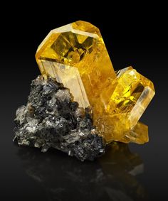 Yellow Crystals, Minerals Crystals Rocks, Rock Minerals, Fine Minerals, Rocks Crystals, Beautiful Stones, Beautiful Rocks, Gemstones Crystals, Gems Crystals