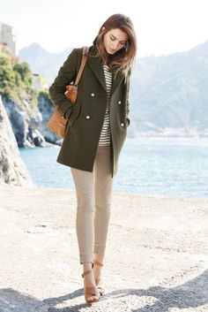 Green Coat Outfit, Colorful Winter Outfits, Work Outfits Frauen, Green Peacoat, Khaki Coat, Cooler Style, Coat Outfit, Style Inspiration Winter, Winter Outfits For Work