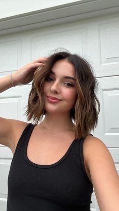 Short Haircuts For Slightly Wavy Hair, Ashley Kay Short Hair, Short Bob Caramel Highlights, Short Hairstyle Women Chin Length, Waved Short Hair, Short Flat Hair Hairstyles, Wave On Short Hair, Short Brunette Wavy Hair, Loose Wave Short Hair