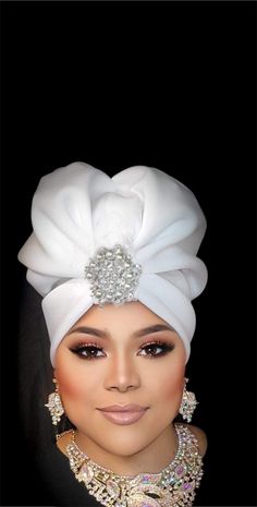 white turban with brooch Head Gear Fashion, African Glamour, Femenine Fashion, Church Hats For Women, Fascinator Ideas, Unique Fascinators, Fascinator Hats Outfit, African Head Dress, Stylish Womens Hats