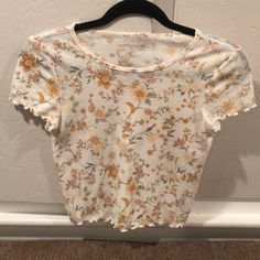 Cute Flower Tee From American Eagle. Never Worn Only Tried On. Very Good Clean Condition! Casual White Tops With Floral Print, Casual Patterned Spring T-shirt, Cute Daisy Print Tops For Spring, Fitted Floral Print T-shirt For Summer, Fitted Floral Print T-shirt For Spring, Casual Fitted Floral Print T-shirt, Fitted Floral Print Casual T-shirt, Fitted White T-shirt With Floral Print, White Floral Print Crew Neck Top