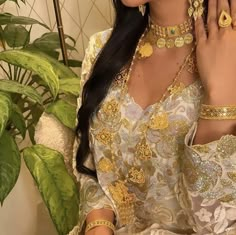 Arab Girl Aesthetic, Rich Arab, Khaleeji Lifestyle, Arab Aesthetic, Arab Girl, Outfits 2000s, Girls F, Arab Culture, Rich Girl Lifestyle