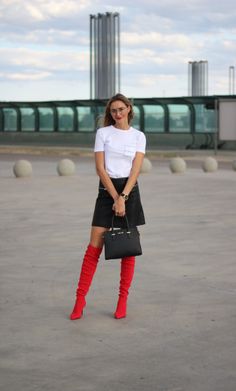 Red Knee High Boots Outfit, Red Knee High Boots, Otk Boots Outfit, Outfit Botas, Booties Outfit, Moda Chic, Red Boots, Color Rojo, Red Outfit